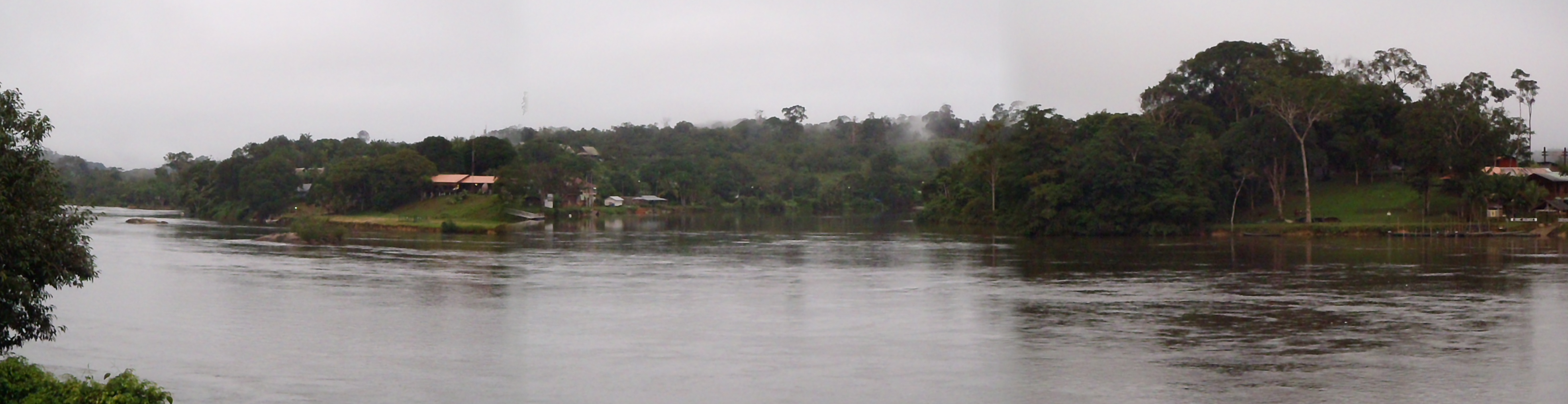 Vue générale de Camopi depuis Vila Brasil photo F. Bortolotti 2013